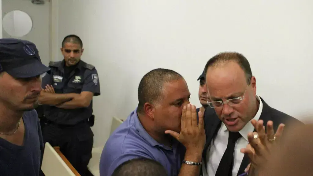 אלון חסן ועורך דינו בהארכת מעצר בבית המשפט בפתח תקווה בנוגע לפרשת שחיתות בנמל אשדוד. מאי 2014