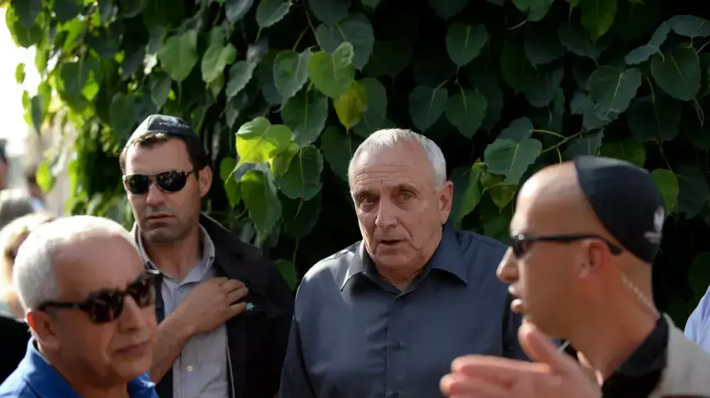 השר לביטחון פנים יצחק אהרונוביץ בהלווייתם של הזוג עמנואל ומירה ריוה בבית העלמין בקרית שאול. מאי 2014 השר לביטחון פנים יצחק אהרונוביץ בהלווייתם של הזוג עמנואל ומירה ריוה בבית העלמין בקרית שאול. מאי 2014