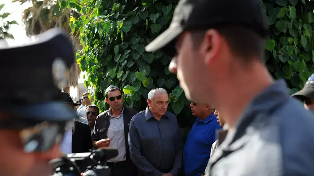 השר לביטחון פנים יצחק אהרונוביץ בהלווייתם של הזוג עמנואל ומירה ריוה בבית העלמין בקרית שאול. מאי 2014 השר לביטחון פנים יצחק אהרונוביץ בהלווייתם של הזוג עמנואל ומירה ריוה בבית העלמין בקרית שאול. מאי 2014