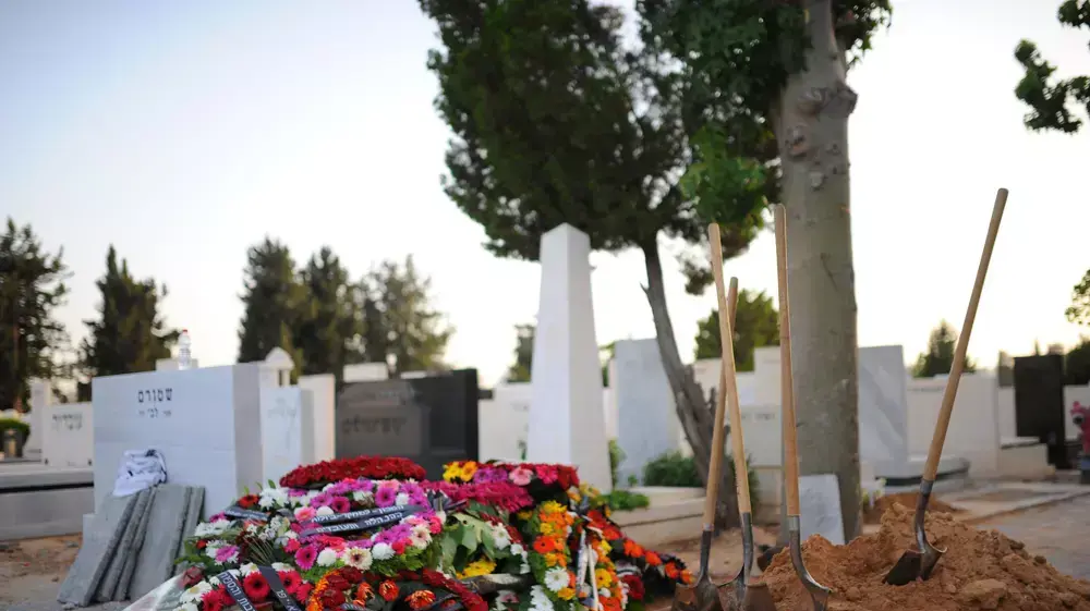קברם של הזוג עמנואל ומירה ריוה שנרצחו בבריסל, בית העלמין קריית שאול . מאי 2014