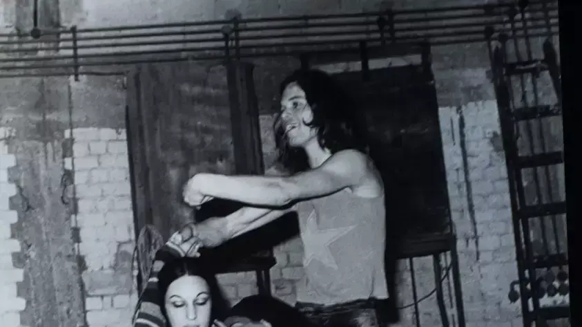 המחזמר שיער, 1970. עומד: כריס ג'אגר, אח של מיק ג'אגר. שוכב: צדי צרפתי. באמצע ביניהם: מרגלית צנעני (מימין). המחזמר שיער, 1970. עומד: כריס ג'אגר, אח של מיק ג'אגר. שוכב: צדי צרפתי. באמצע ביניהם: מרגלית צנעני (מימין).
