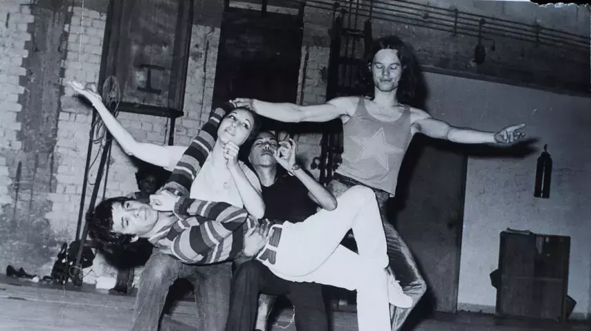 המחזמר שיער, 1970. עומד: כריס ג'אגר, אח של מיק ג'אגר. שוכב: צדי צרפתי. באמצע ביניהם: מרגלית צנעני (מימין). המחזמר שיער, 1970. עומד: כריס ג'אגר, אח של מיק ג'אגר. שוכב: צדי צרפתי. באמצע ביניהם: מרגלית צנעני (מימין).