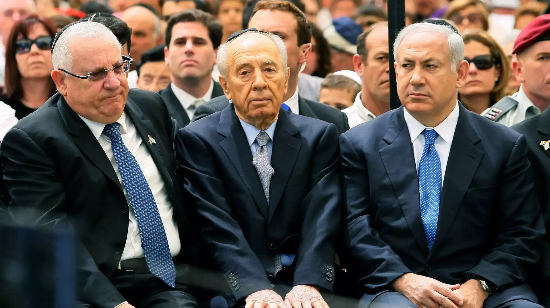 בנימין נתניהו עם שמעון פרס ועם ראובן ריבלין 2009 בנימין נתניהו עם שמעון פרס ועם ראובן ריבלין 2009