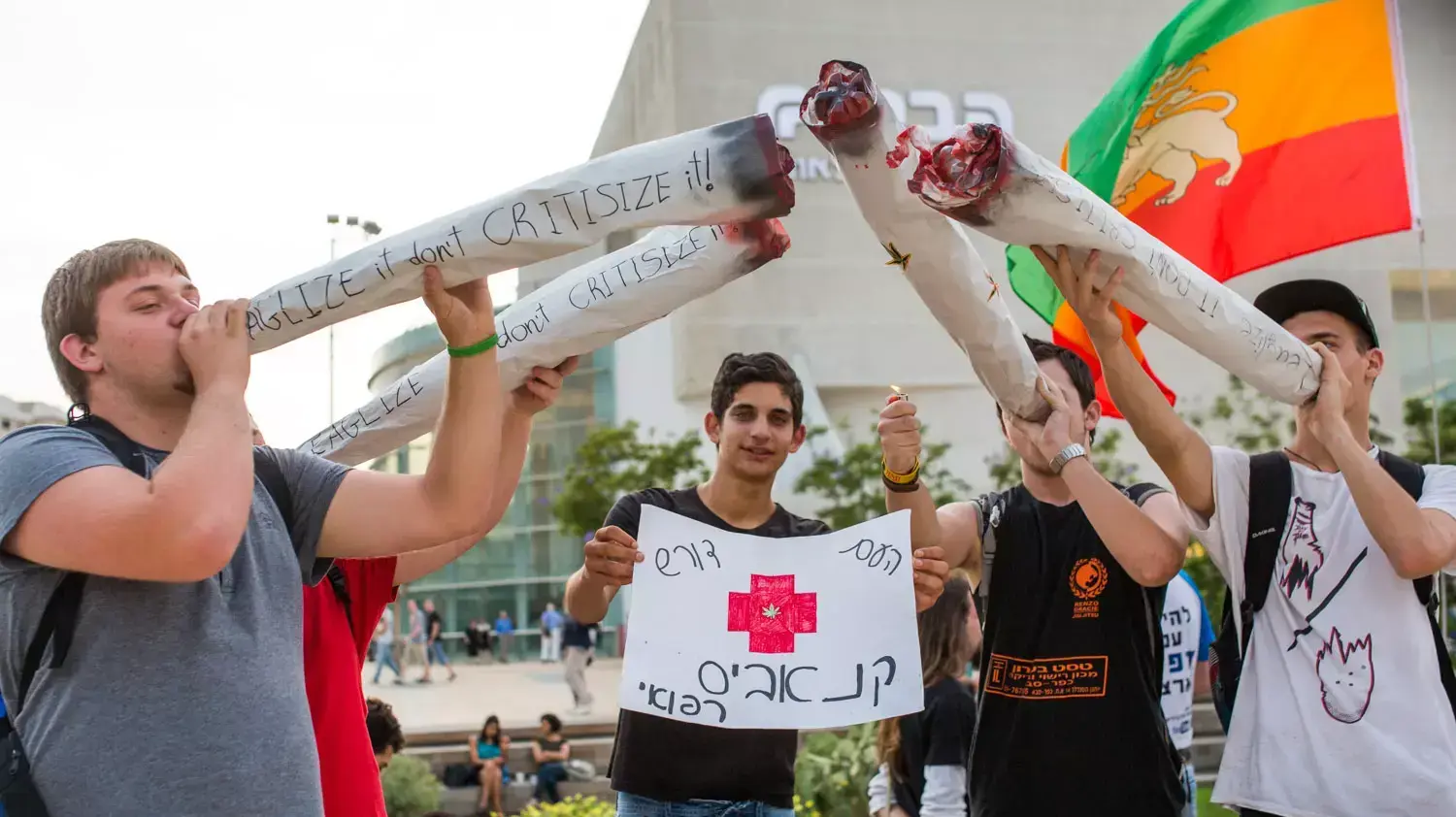 עצרת בעד שימוש בצמח הקנאביס, הבימה, תל אביב. מאי 2014 עצרת בעד שימוש בצמח הקנאביס, הבימה, תל אביב. מאי 2014