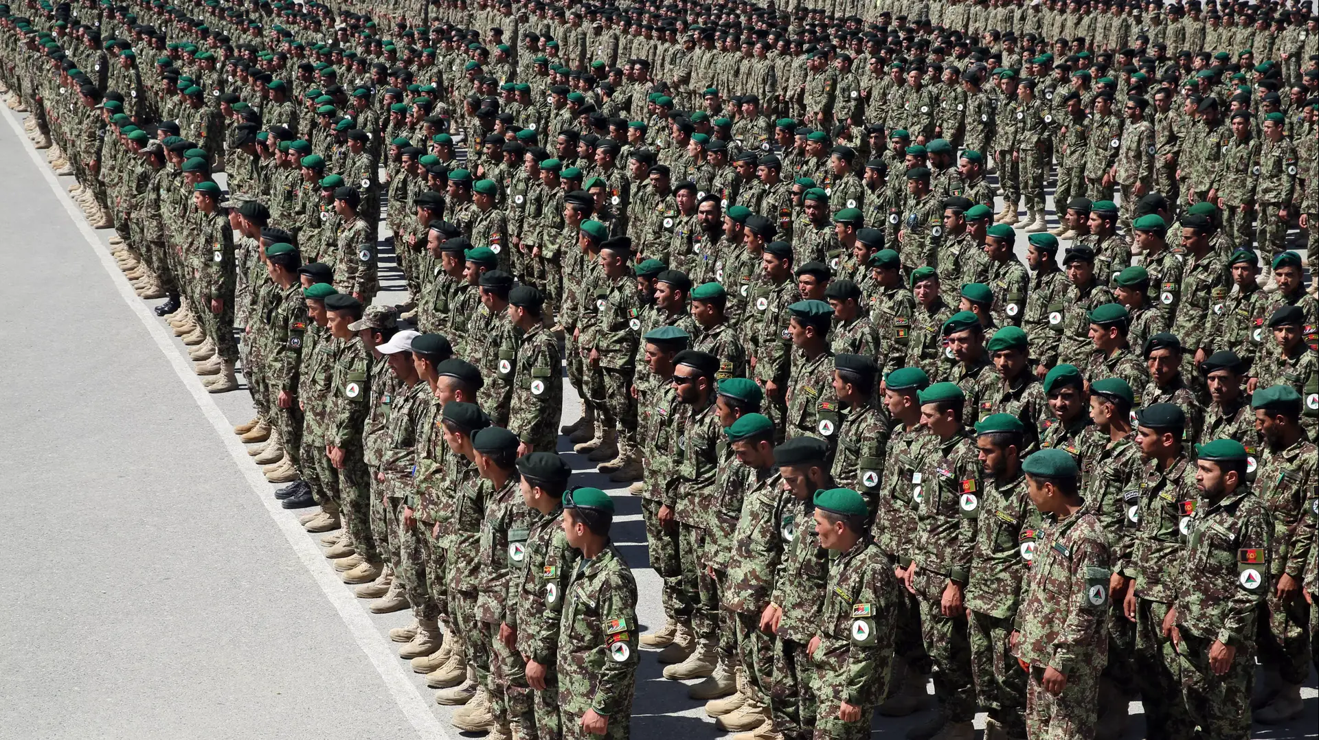 חיילי הצבא הלאומי של אפגניסטן עומדים על משמר בעת טקס הסיום שלהם במרכז האימונים הצבאי בקאבול, אפגניסטן, יוני 2014 חיילי הצבא הלאומי של אפגניסטן עומדים על משמר בעת טקס הסיום שלהם במרכז האימונים הצבאי בקאבול, אפגניסטן, יוני 2014