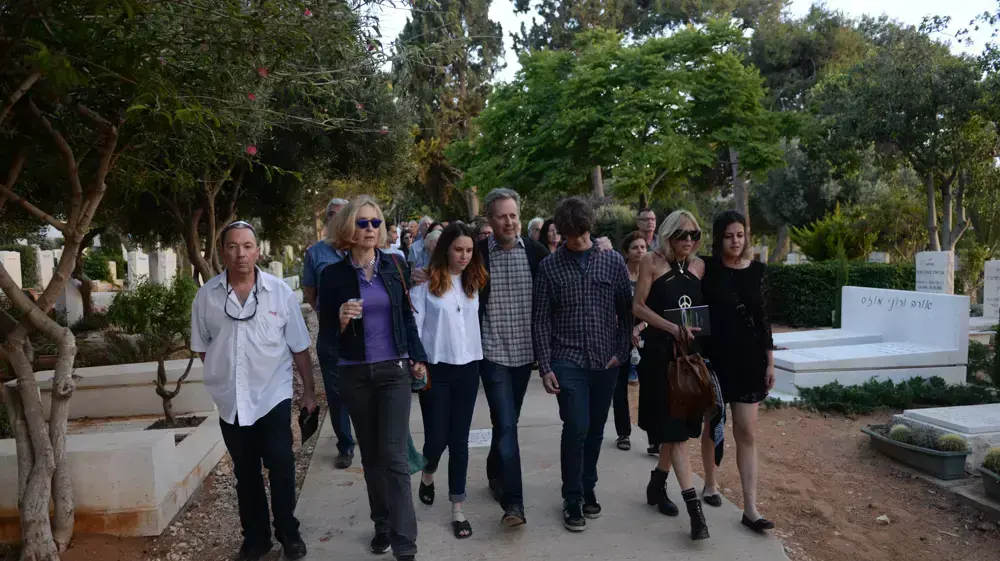 הלווייתה של חנה מירון בבית העלמין האזרחי בשפיים הלווייתה של חנה מירון בבית העלמין האזרחי בשפיים