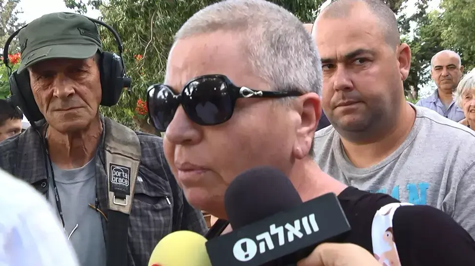 לירן חולצה אפורה נדחף למצלמה בהלוויה של חנה מרון לירן חולצה אפורה נדחף למצלמה בהלוויה של חנה מרון