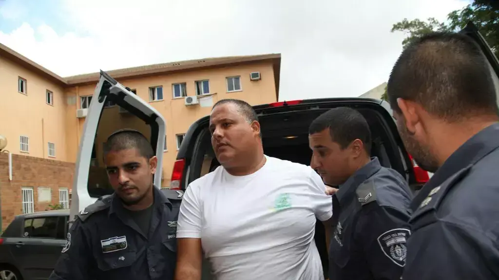 אלון חסן מובא להארכת מעצר בבית משפט השלום בכפר סבא, יוני 2014