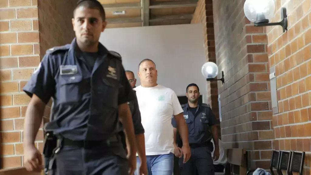 אלון חסן מובא להארכת מעצר בבית משפט השלום בכפר סבא, יוני 2014 אלון חסן מובא להארכת מעצר בבית משפט השלום בכפר סבא, יוני 2014