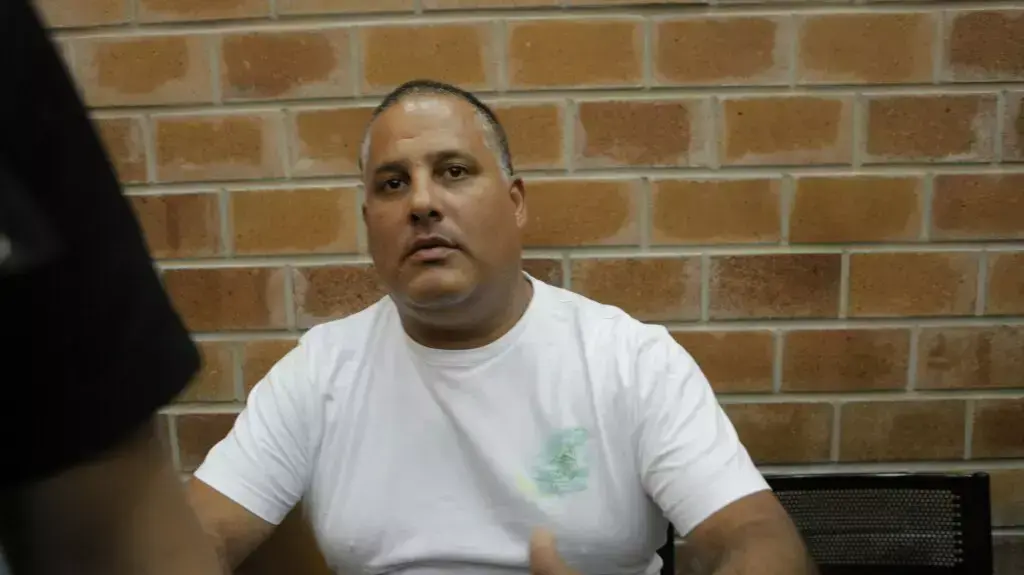 אלון חסן מובא להארכת מעצר בבית משפט השלום בכפר סבא, יוני 2014