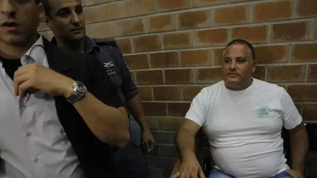 אלון חסן מובא להארכת מעצר בבית משפט השלום בכפר סבא, יוני 2014 אלון חסן מובא להארכת מעצר בבית משפט השלום בכפר סבא, יוני 2014