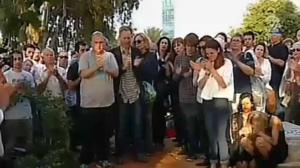 לירן חולצה אפורה נדחף למצלמה בהלוויה של חנה מרון לירן חולצה אפורה נדחף למצלמה בהלוויה של חנה מרון