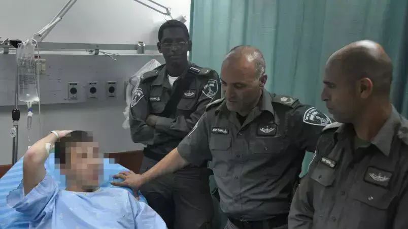 מפקד משמר הגבול, ניצב עמוס יעקב, מבקר את סמל ראשון א' שנפצע באירוע הירי בצומת תפוח מפקד משמר הגבול, ניצב עמוס יעקב, מבקר את סמל ראשון א' שנפצע באירוע הירי בצומת תפוח