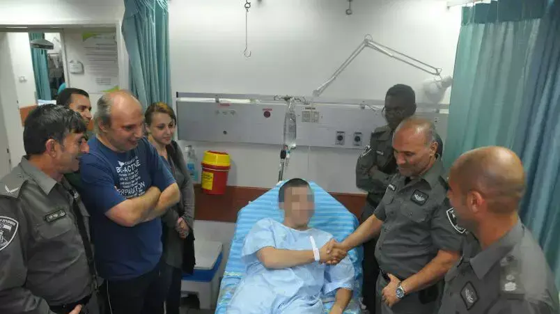 מפקד משמר הגבול, ניצב עמוס יעקב, מבקר את סמל ראשון א' שנפצע באירוע הירי בצומת תפוח מפקד משמר הגבול, ניצב עמוס יעקב, מבקר את סמל ראשון א' שנפצע באירוע הירי בצומת תפוח