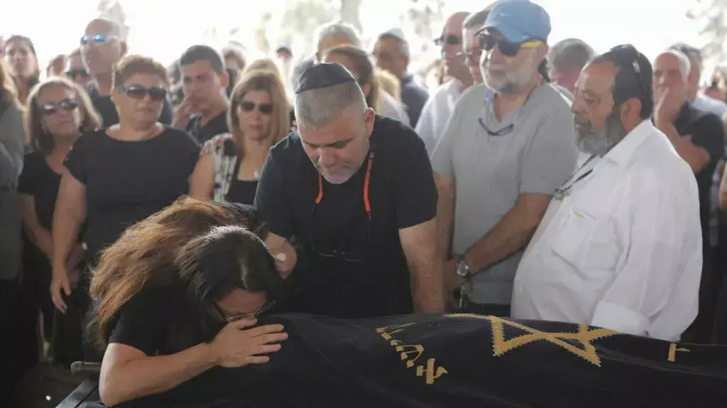 הלווייתה של הילדה בת ה-12 קורל שרי שנמצאה ללא רוח חיים בבריכה בסביון, יוני 2014 הלווייתה של הילדה בת ה-12 קורל שרי שנמצאה ללא רוח חיים בבריכה בסביון, יוני 2014