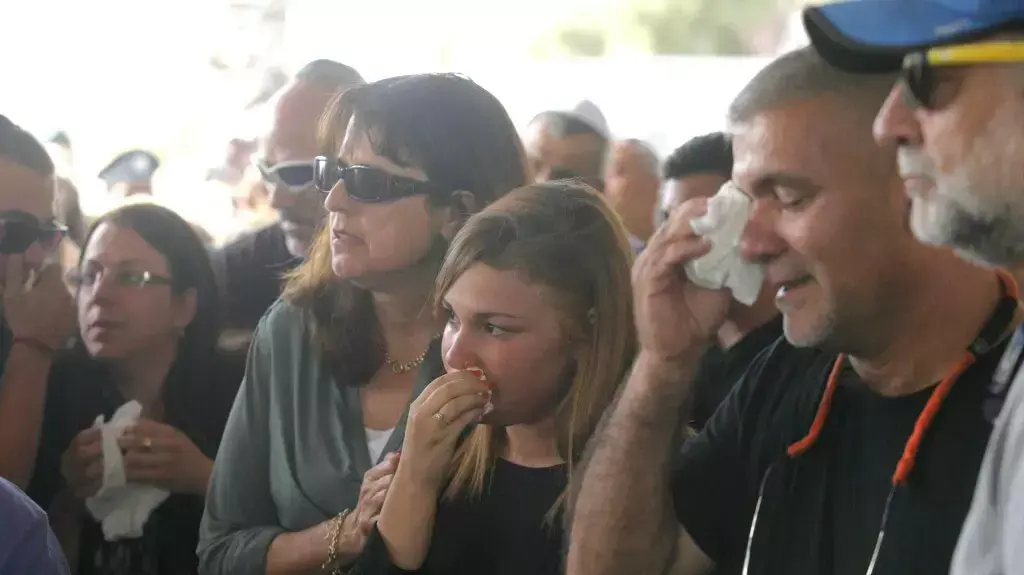 הלווייתה של הילדה בת ה-12 קורל שרי שנמצאה ללא רוח חיים בבריכה בסביון, יוני 2014 הלווייתה של הילדה בת ה-12 קורל שרי שנמצאה ללא רוח חיים בבריכה בסביון, יוני 2014