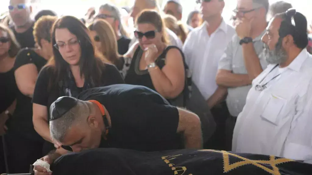 הלווייתה של הילדה בת ה-12 קורל שרי שנמצאה ללא רוח חיים בבריכה בסביון, יוני 2014 הלווייתה של הילדה בת ה-12 קורל שרי שנמצאה ללא רוח חיים בבריכה בסביון, יוני 2014