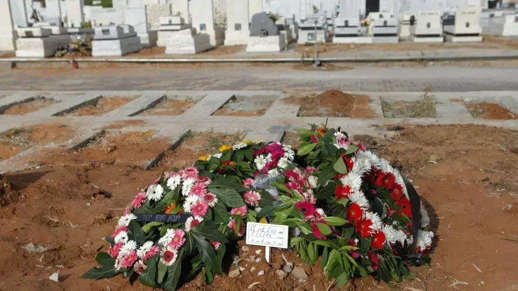 קברה של קורל שרי שטבעה בבריכה בסביון קברה של קורל שרי שטבעה בבריכה בסביון