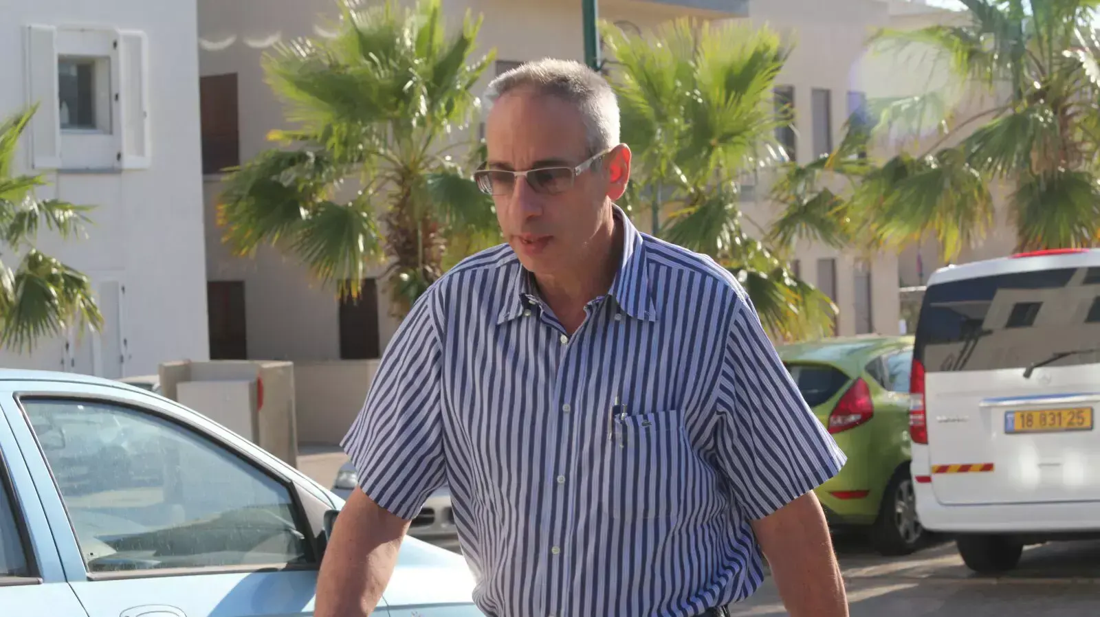 עורך הדין של בנימין בן אליעזר, נבות תל צור, מגיע לביתו עורך הדין של בנימין בן אליעזר, נבות תל צור, מגיע לביתו