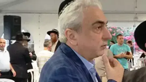 רבנים ואוליגרכים עלו לנחם את בני משפחתו של הרב הראשי ליהדות גאורגיה, חכם משה מיכאלשוילי. בין המנחמים הרבים: המילארדר אברהם נניקשוילי, מאי 2014 רבנים ואוליגרכים עלו לנחם את בני משפחתו של הרב הראשי ליהדות גאורגיה, חכם משה מיכאלשוילי. בין המנחמים הרבים: המילארדר אברהם נניקשוילי, מאי 2014