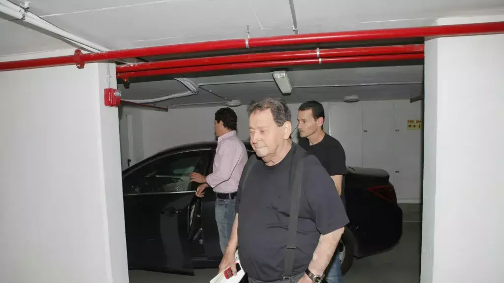 בנימין בן אליעזר בחניון ביתו, יוני 2014