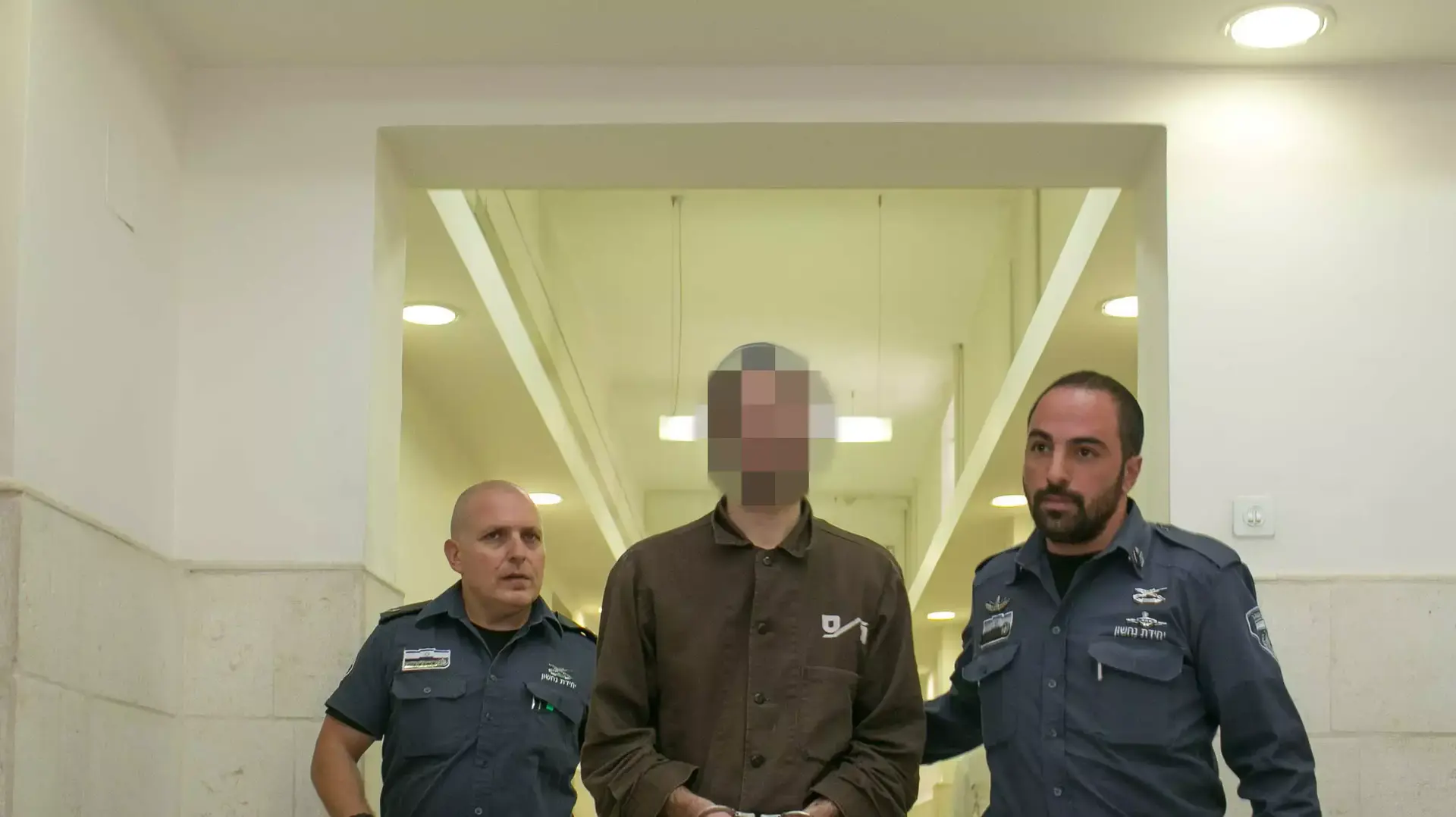 החשוד ועורך דינו עדי קייזר בהגשת כתב אישום לחשודים בפעולת תג מחיר באבו גוש, יונ 2014