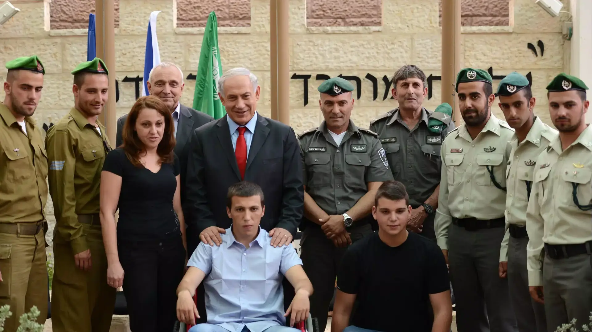 רה"מ ייפגש עם חיילי מג"ב שסיכלו פעולות בצומת תפוח בבסיס יהודאי בירושלים. מאי 2014 רה"מ ייפגש עם חיילי מג"ב שסיכלו פעולות בצומת תפוח בבסיס יהודאי בירושלים. מאי 2014