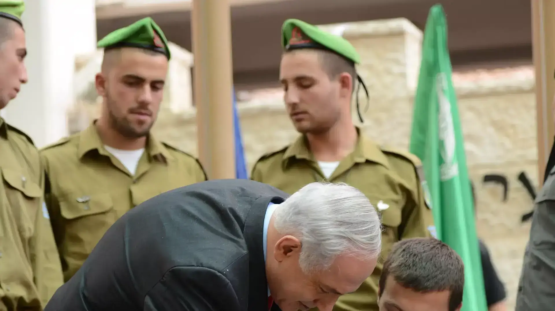 רה"מ ייפגש עם חיילי מג"ב שסיכלו פעולות בצומת תפוח בבסיס יהודאי בירושלים. מאי 2014 רה"מ ייפגש עם חיילי מג"ב שסיכלו פעולות בצומת תפוח בבסיס יהודאי בירושלים. מאי 2014