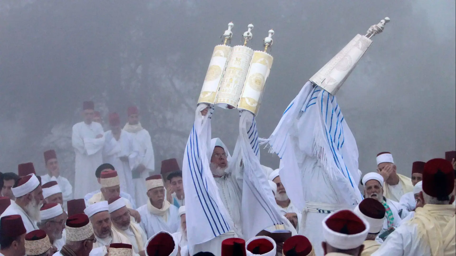 שומרונים במהלך עלייה לרגל להר גריזים לציון חג השבועות. מאי 2014 שומרונים במהלך עלייה לרגל להר גריזים לציון חג השבועות. מאי 2014