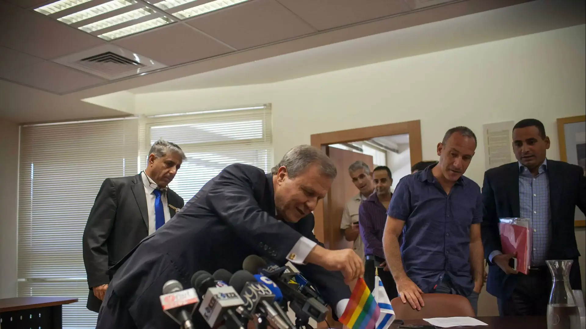 מאיר שטרית מסדר את דגל הגאווה בכנסת, יוני 2014 מאיר שטרית מסדר את דגל הגאווה בכנסת, יוני 2014