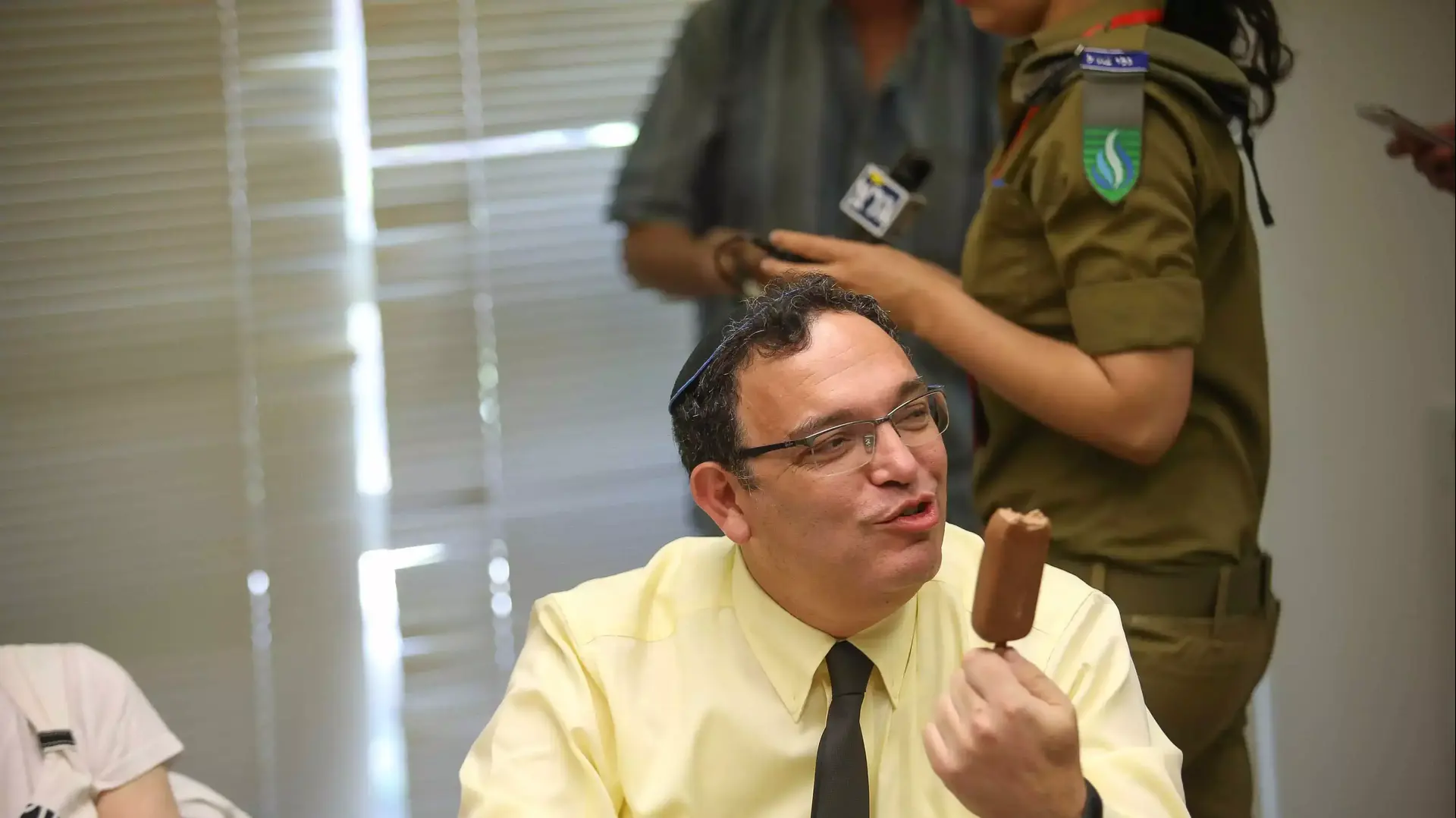 ח"כ שי פירון אוכל גלידה בישיבת סיעה של מפלגת "יש עתיד" בכנסת, יוני 2014 ח"כ שי פירון אוכל גלידה בישיבת סיעה של מפלגת "יש עתיד" בכנסת, יוני 2014