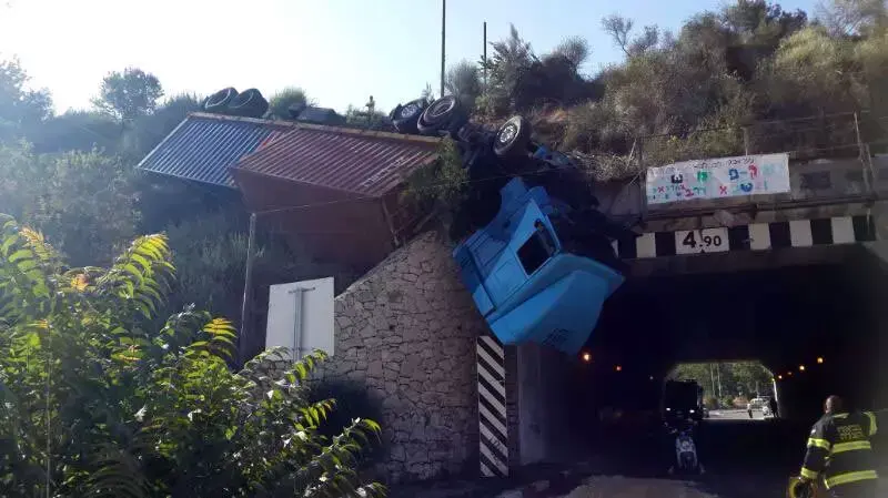 נהג משאית נפצע באורח בינוני מהתהפכות משאית בכביש 1 נהג משאית נפצע באורח בינוני מהתהפכות משאית בכביש 1