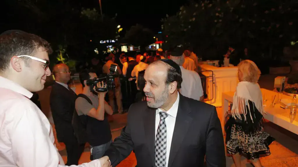 חבר הכנסת דוד אזולאי בחתונת בנו הבכור של "הרנטגן", הרב יעקב איפרגן 9.6.2014 חבר הכנסת דוד אזולאי בחתונת בנו הבכור של "הרנטגן", הרב יעקב איפרגן 9.6.2014