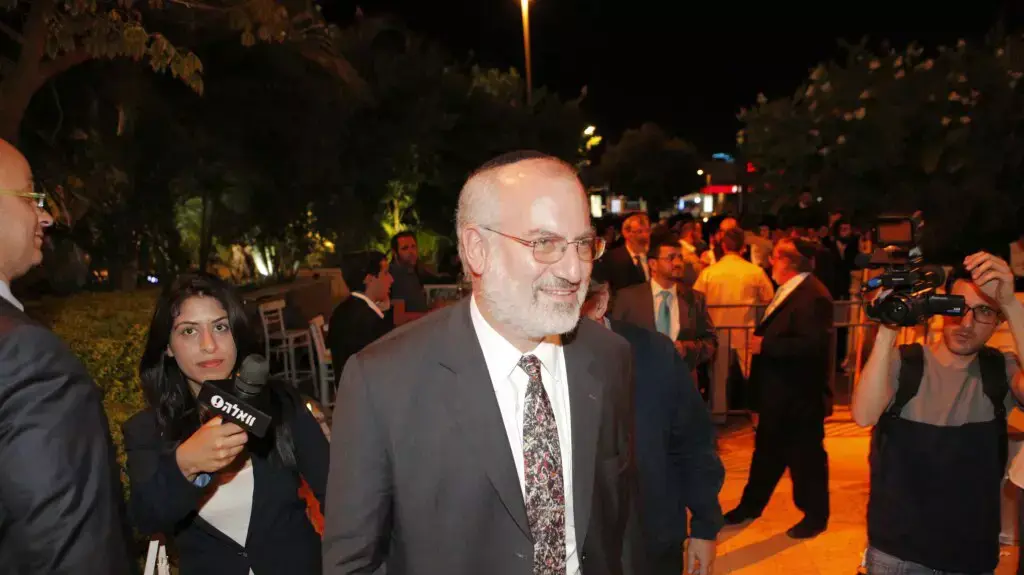 איש העסקים אדוארדו אלשטיין בחתונת בנו הבכור של "הרנטגן", הרב יעקב איפרגן 9.6.2014 איש העסקים אדוארדו אלשטיין בחתונת בנו הבכור של "הרנטגן", הרב יעקב איפרגן 9.6.2014