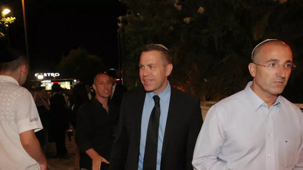 חבר הכנסת גלעד ארדן בחתונת בנו הבכור של "הרנטגן", הרב יעקב איפרגן 9.6.2014 חבר הכנסת גלעד ארדן בחתונת בנו הבכור של "הרנטגן", הרב יעקב איפרגן 9.6.2014