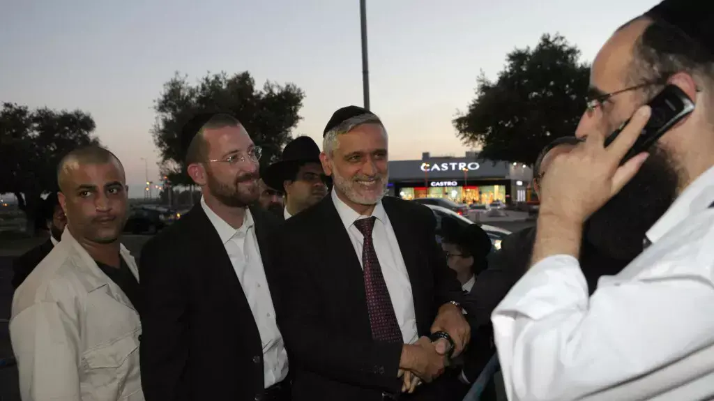 חבר הכנסת אלי ישי בחתונת בנו הבכור של "הרנטגן", הרב יעקב איפרגן 9.6.2014 חבר הכנסת אלי ישי בחתונת בנו הבכור של "הרנטגן", הרב יעקב איפרגן 9.6.2014