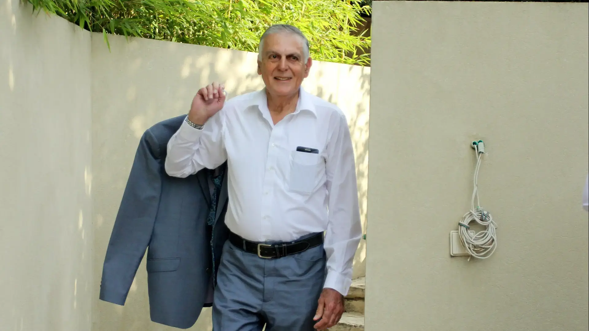 דן שכטמן יוצא מביתו ביום הבחירות לנשיאות, יוני 2014 דן שכטמן יוצא מביתו ביום הבחירות לנשיאות, יוני 2014
