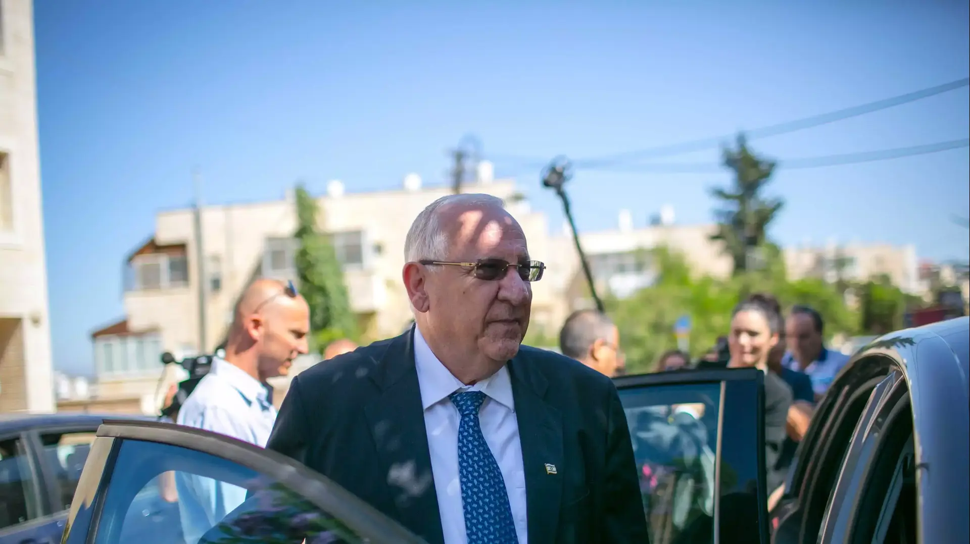 ריבלין יוצא מביתו בירושלים ביום הבחירות לנשיאות, יוני 2014 ריבלין יוצא מביתו בירושלים ביום הבחירות לנשיאות, יוני 2014