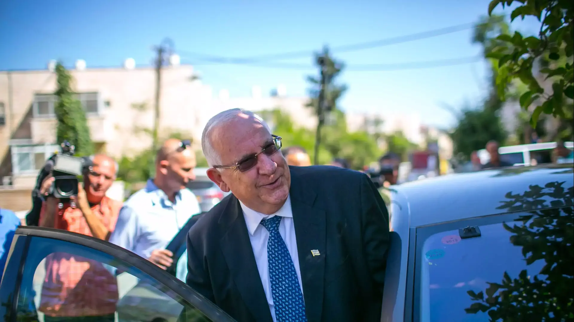 ריבלין יוצא מביתו בירושלים ביום הבחירות לנשיאות, יוני 2014
