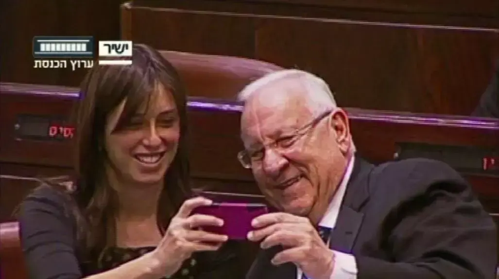סלפי של ריבלין וחוטובלי ביום הבחירות לנשיאות בכנסת, יוני 2014