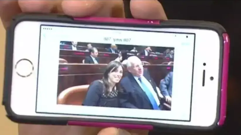 סלפי של ריבלין וחוטובלי ביום הבחירות לנשיאות בכנסת, יוני 2014