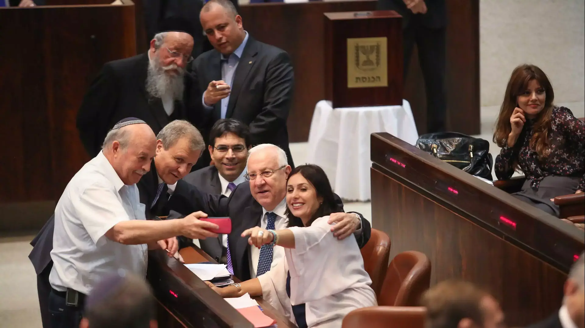 מאיר שטרית וראובן ריבלין בהצבעה שנייה בבחירות לנשיאות בכנסת, יוני 2014