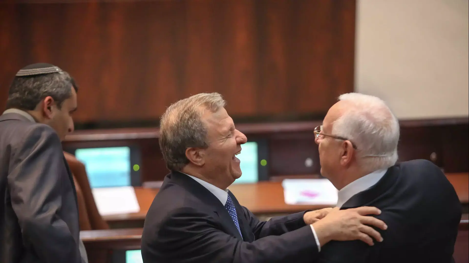 ראובן ריבלין ומאיר שטרית במהלך ההצבעה השנייה לנשיאות. יוני 2014