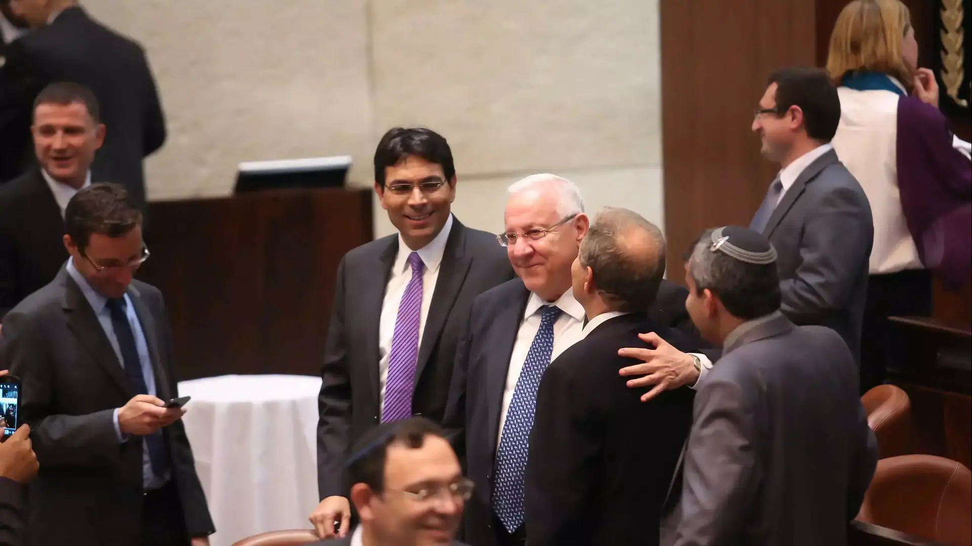 ראובן ריבלין ומאיר שטרית במהלך ההצבעה השנייה לנשיאות. יוני 2014