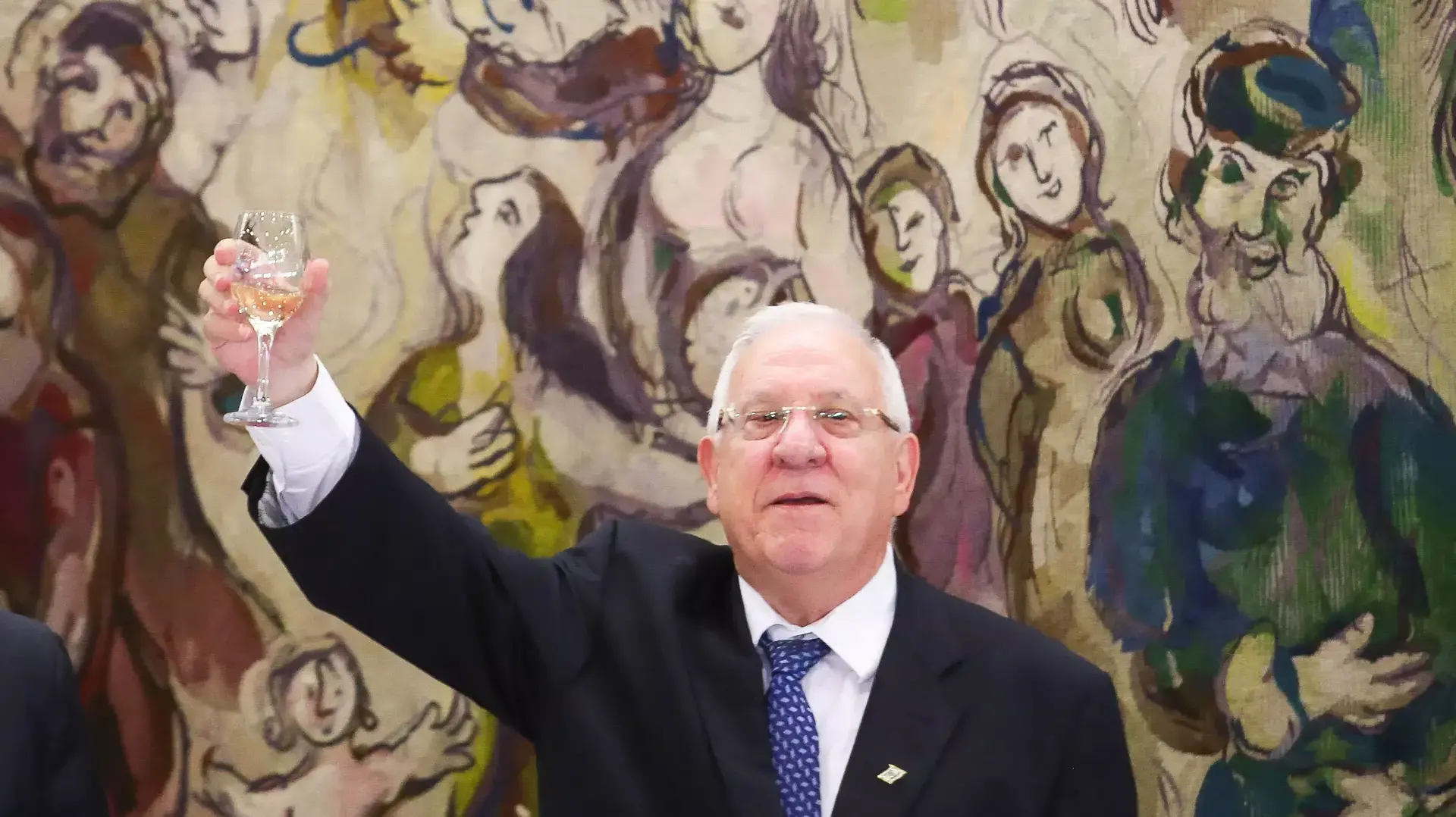 רובי ריבלין בהרמת כוסית לרגל בחירתו לנשיא החדש של מדינת ישראל. יוני 2014 רובי ריבלין בהרמת כוסית לרגל בחירתו לנשיא החדש של מדינת ישראל. יוני 2014
