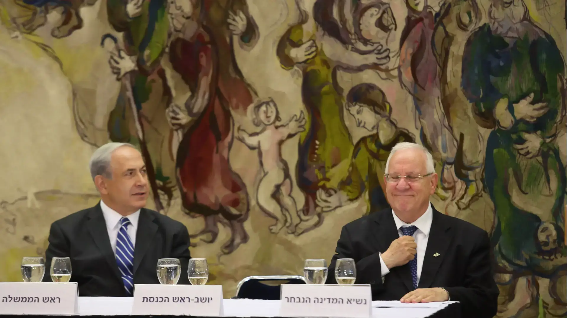 רובי ריבלין ובנימין נתניהו בהרמת כוסית לאחר שנבחר לנשיא. יוני 2014 רובי ריבלין ובנימין נתניהו בהרמת כוסית לאחר שנבחר לנשיא. יוני 2014
