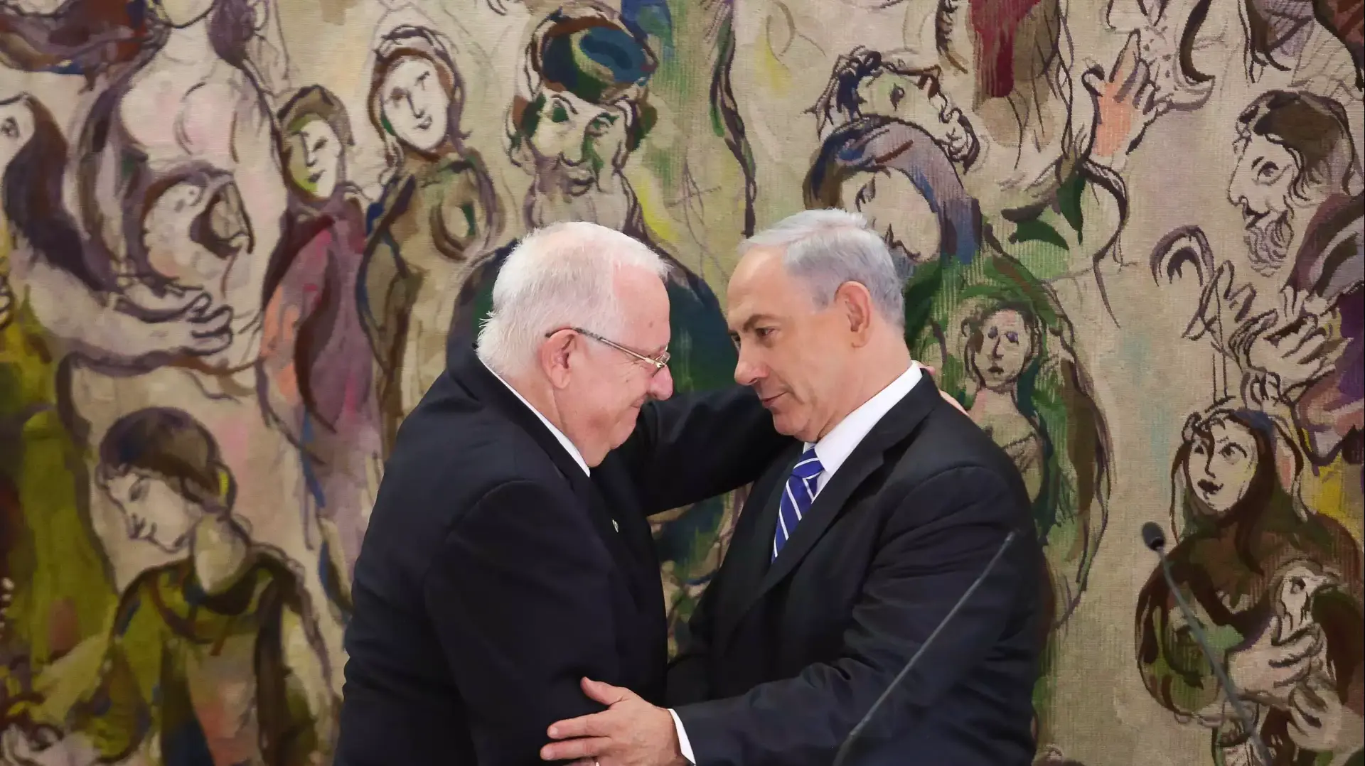 רובי ריבלין ובנימין נתניהו בהרמת כוסית לאחר שנבחר לנשיא. יוני 2014 רובי ריבלין ובנימין נתניהו בהרמת כוסית לאחר שנבחר לנשיא. יוני 2014