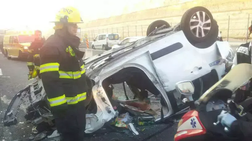 הרוג וארבעה פצועים בתאונת דרכים בכביש 1 סמוך למחלף עין חמד- אבו גוש. יוני 2014 הרוג וארבעה פצועים בתאונת דרכים בכביש 1 סמוך למחלף עין חמד- אבו גוש. יוני 2014