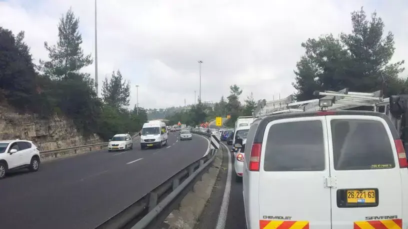 פקק תנועה בכביש 1 באזור עין חמד- אבו גוש בעקבות תאונת דרכים. יוני 2014 פקק תנועה בכביש 1 באזור עין חמד- אבו גוש בעקבות תאונת דרכים. יוני 2014