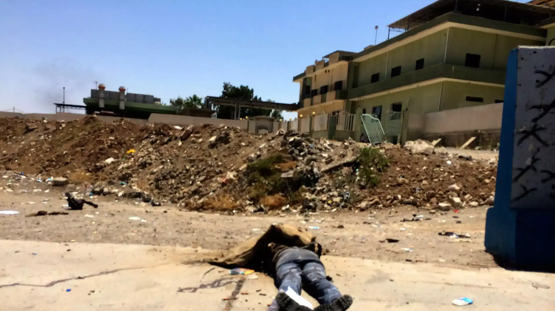 גופתו של איש כוחות הביטחון העיראקיים מוטלת ברחוב לאחר שכוחות אל-קעדה השתלטו על העיר מוסול, יוני 2014 גופתו של איש כוחות הביטחון העיראקיים מוטלת ברחוב לאחר שכוחות אל-קעדה השתלטו על העיר מוסול, יוני 2014